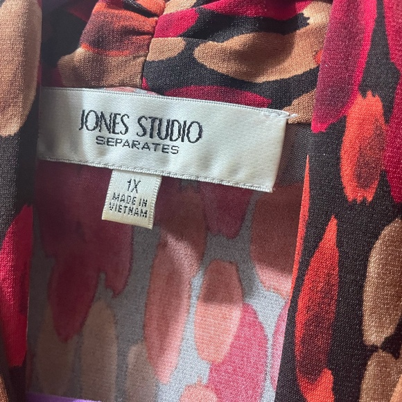 Jones Studio Separates Sleeveless Multicolor Blouse. Deep V Neck. Slight Collar. - Picture 3 of 3